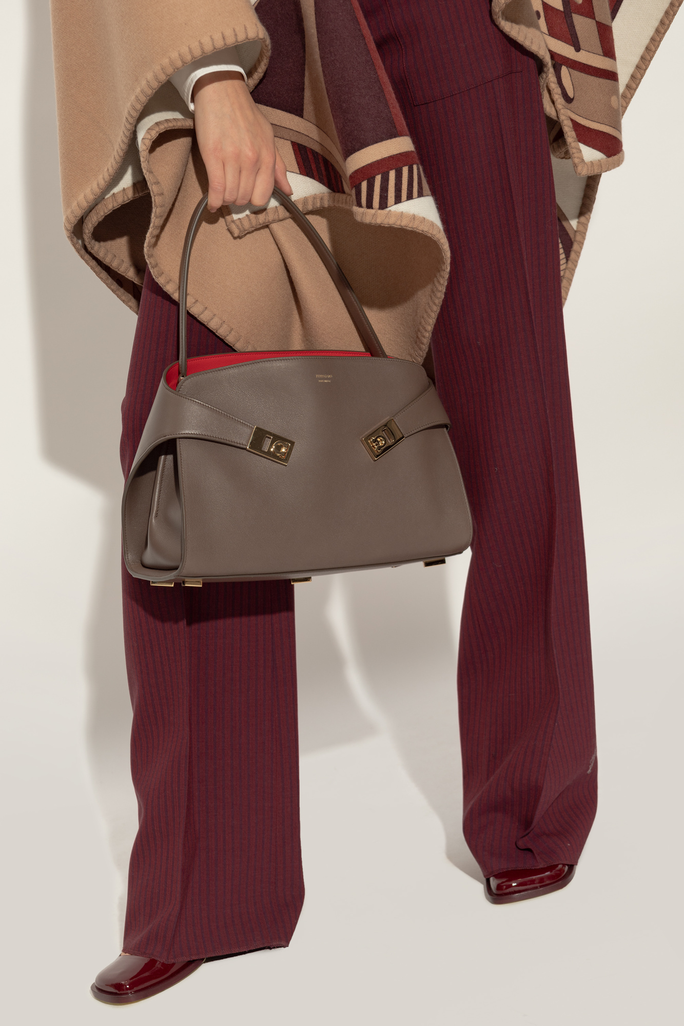 ショルダーバッグ・ポシェット Ferragamo Shoulder bags Brown Brown Shoulder bag Hug FERRAGAMO - Vitkac Canada